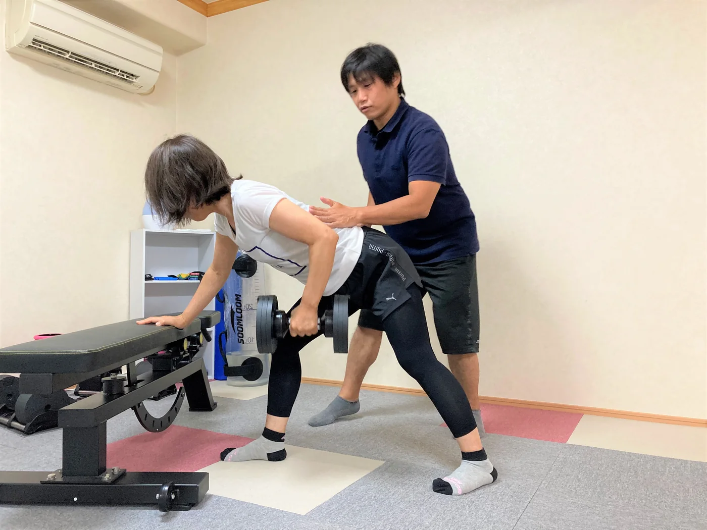 神戸三宮のGRANdyで阿部英明がパーソナルトレーニングを指導する様子