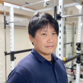 神戸三宮のパーソナルジムGRANdyで指導する代表トレーナーの阿部英明