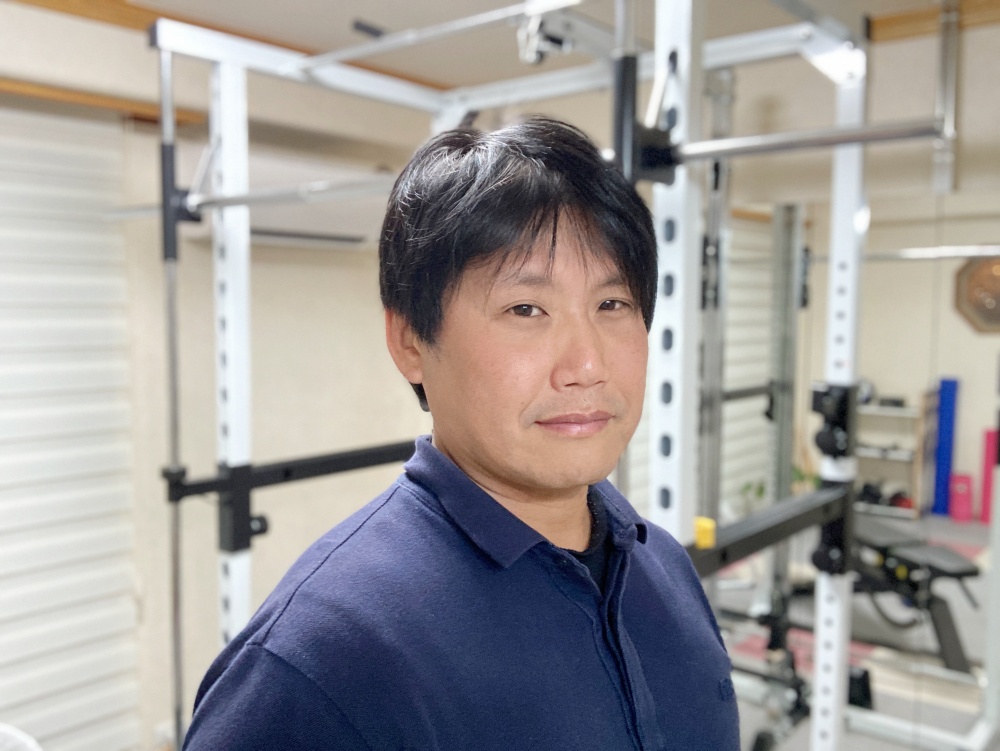 神戸三宮のパーソナルジムGRANdyで指導する代表トレーナーの阿部英明